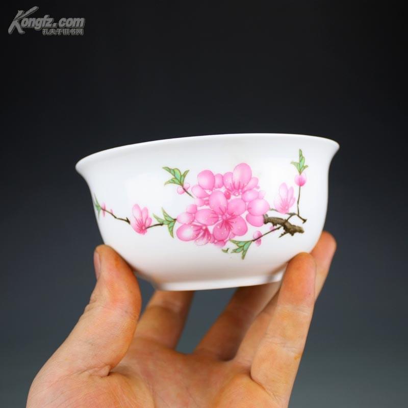 中南海怀仁堂 7501瓷 水点桃花 鎏金国徽碗 胎釉细腻