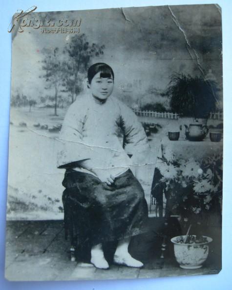 民国老照片:民国美女护士手拿毕业证书,旁边小男孩手持小木棍,书本.