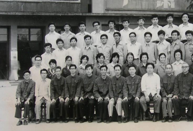 老照片:合肥市,安徽大学中文系七九级三班毕业留影(尺寸28.5cm*15.