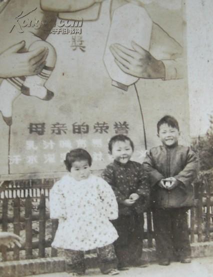 老照片:哺乳篇——奖——《母亲的荣誉》——"乳汁哺育万物,汗水灌溉