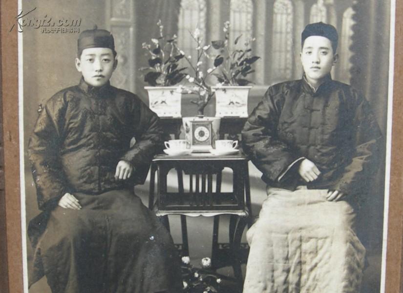 民国老照片:辽宁安东——安东县元昌照像馆,瓜皮帽,马褂,照相馆布景