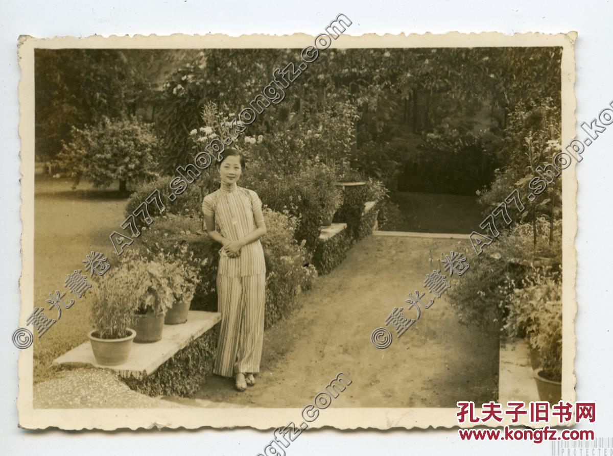 民国 私家花园里的温婉女生 服饰很现代 老照片