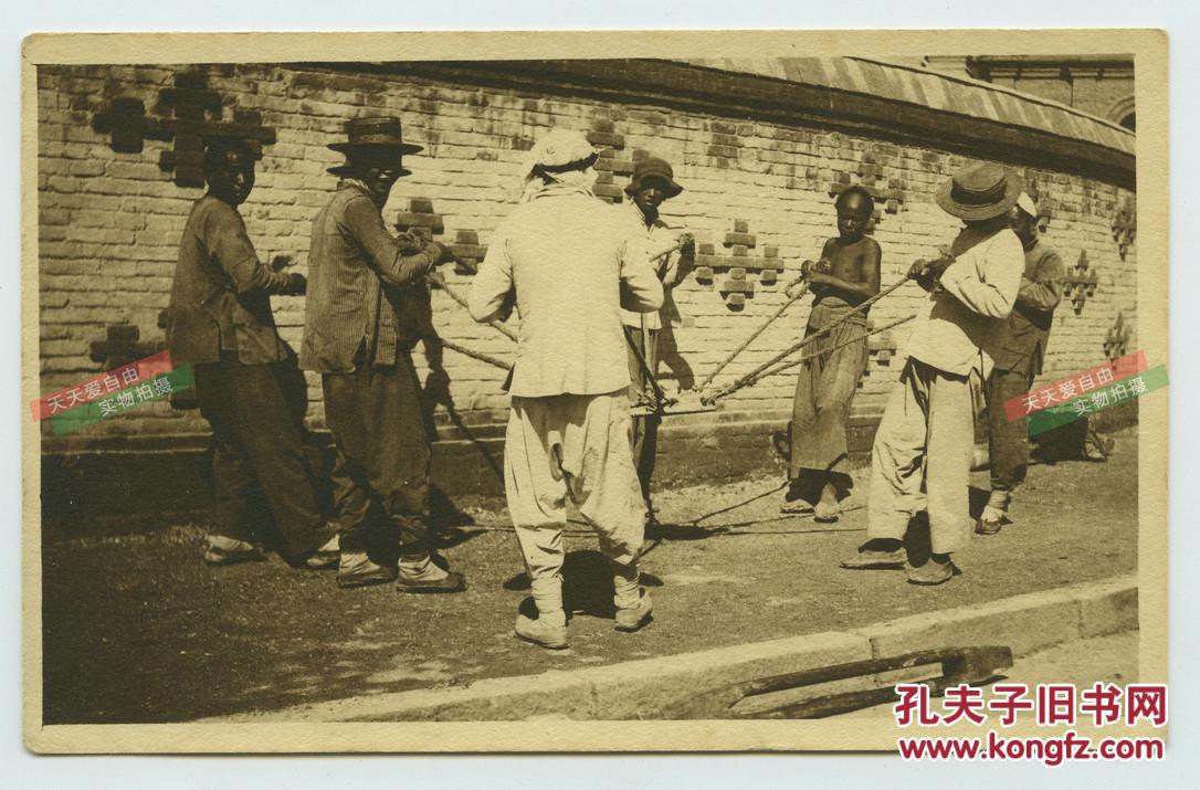 民国筑路工人用石盘夯实土地,早期修路工业史明信片