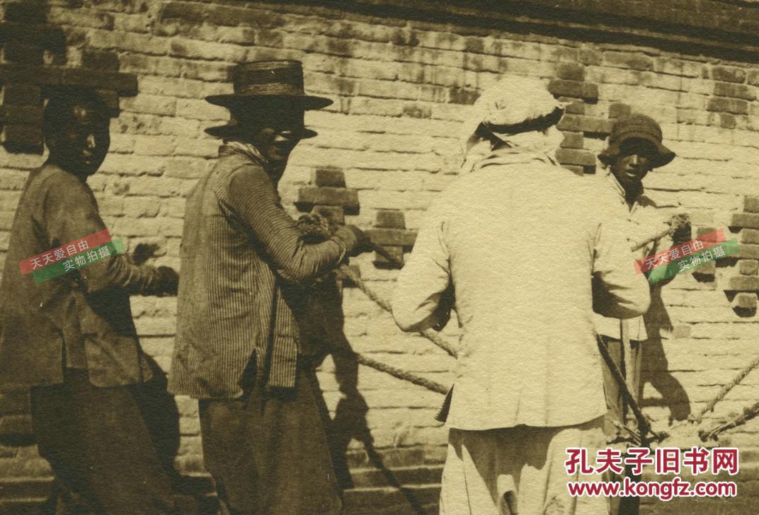 民国筑路工人用石盘夯实土地,早期修路工业史明信片