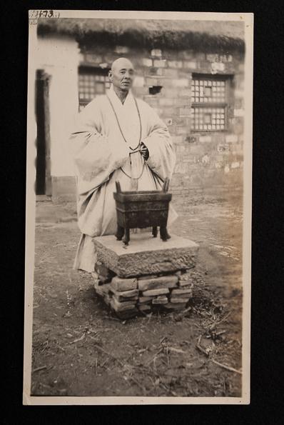 民国时期山东烟台某寺庙院前的和尚个人原版老照片 相片带泛银