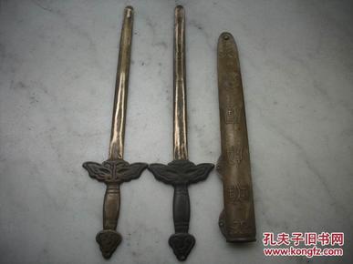 一把 剑柄带刻花的【雌雄 双股 剑】包浆好!挂在床头辟邪的小 剑!