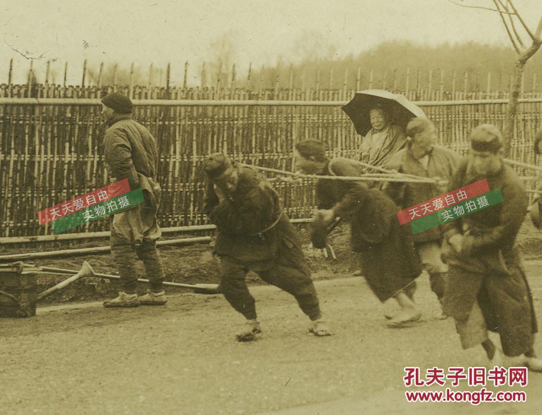 1926年拉石碾压路的中国苦力劳动者,早期道路建设工程史料,据信应该是