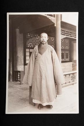 民国1942年寺庙里的老道士个人站立原版老照片相片