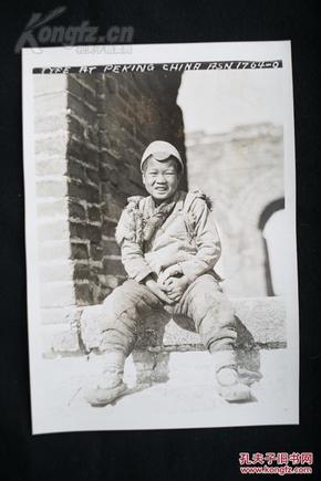 包邮民国北京坐在长城烽火台上穿破棉袄的小男孩原版大张老照片