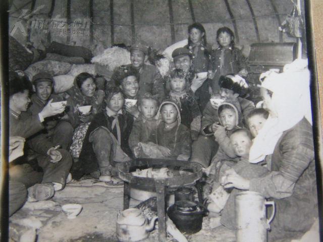 老照片【60年代,军民在蒙古包里,围着火炉畅谈】