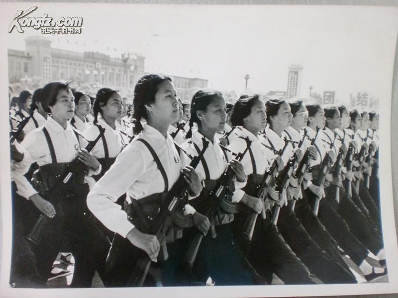 新闻老照片1969年国庆20周年天安门广场游行队伍7女民兵印章601资料