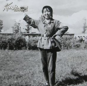 文革老照片:摆poss的女红卫兵.