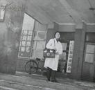 **老照片（医药收藏专题）：甘肃省酒泉市，三九公司（前身酒泉钢铁公司——西北三线建设重点项目）职工医院革委会门口，背药箱的女子