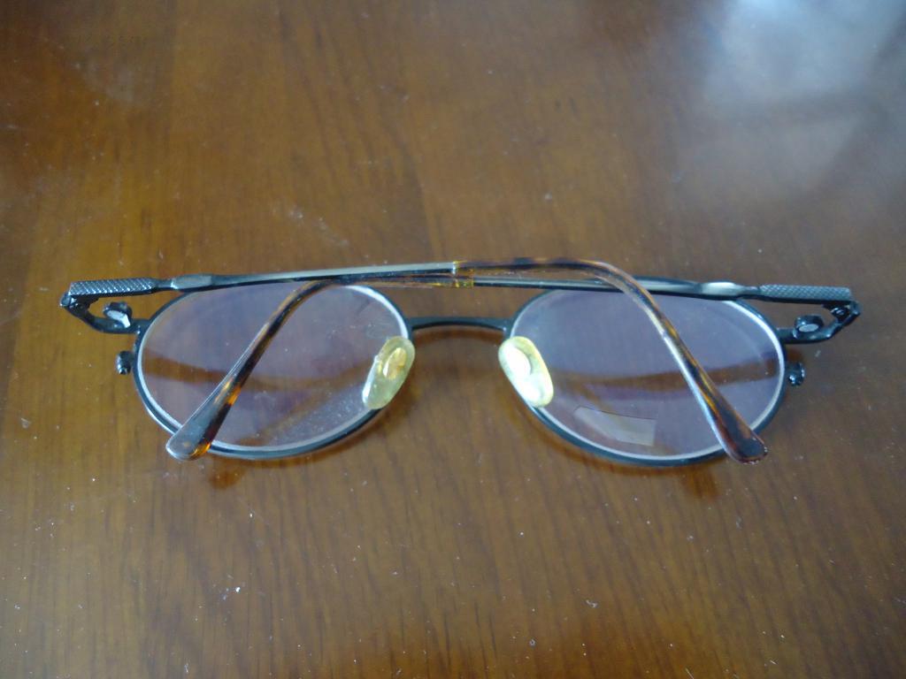 一款超厚老玻璃制的300度近视眼镜(原价380元)