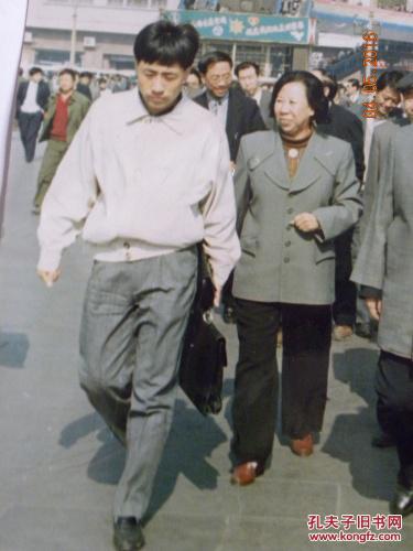太原市委书记"纪馨芳"太原市市长"曹中厚"等陪同视察五一广场(1996年)