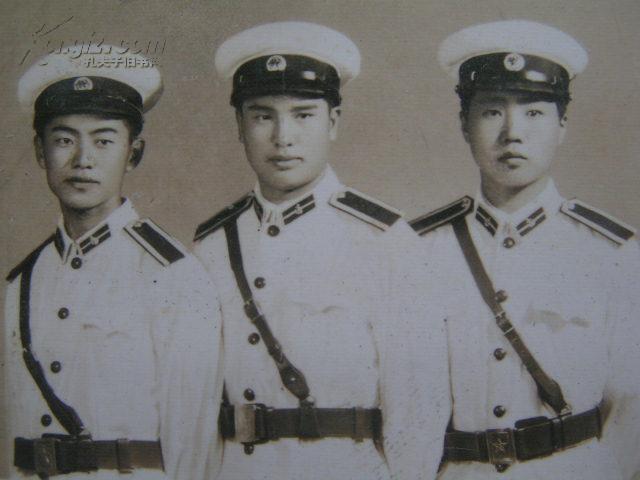 老照片【50年代,穿着新式海军服合影】