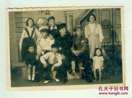 1954年左右黑白老照片全家福(中间是海陆空军装3人,其它人6人)