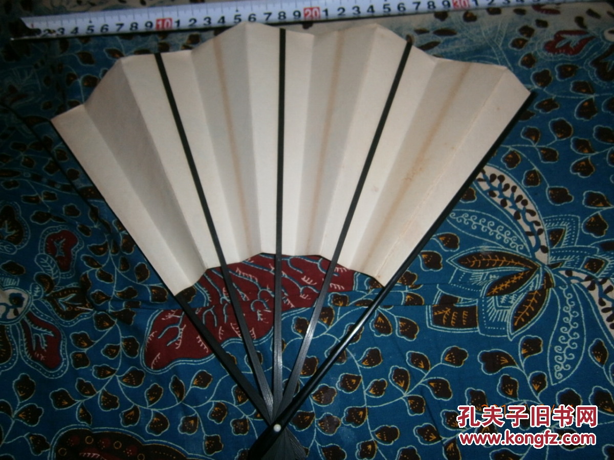 极具日本战国时代风格的手绘武士吹笛子郊游图的日式半扇折扇一把