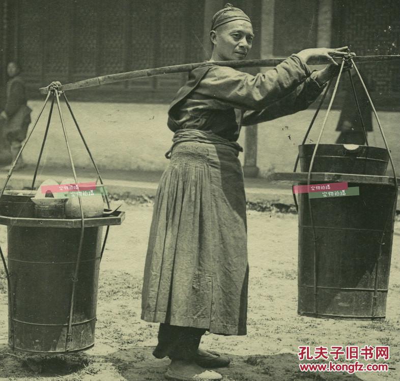 民国上海江苏浙江一带挑食品担子的流动小贩民俗老照片
