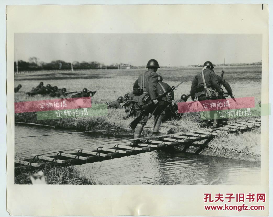 1932年淞沪事变中日军在上海市虹口区的江湾的赛马场追击撤离的中国