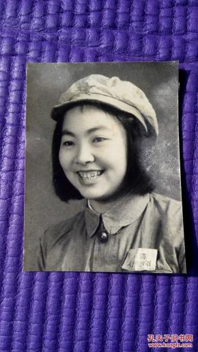 1947年丁玲 穿 军装 照片,戴土布 军帽,缝制的五角星,非常喜悦
