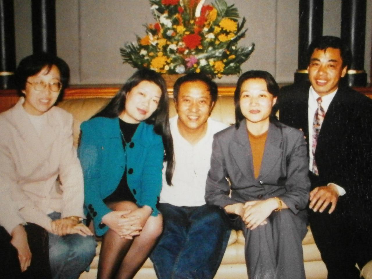 著名相声演员牛群的来青岛原版照片三张