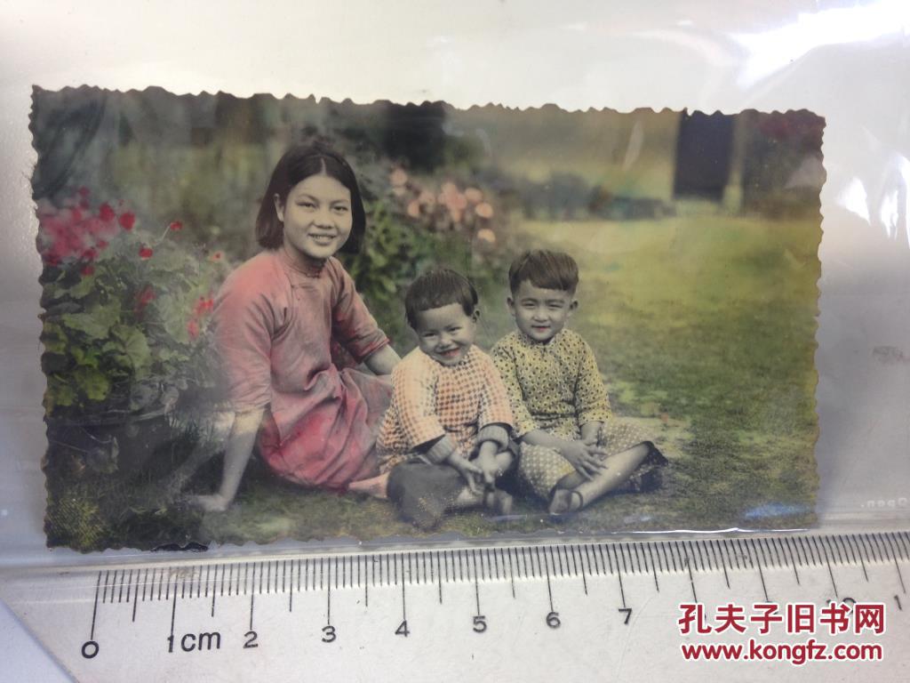 民国着色老照片 母亲和2个小孩合影 漂亮 这样的照片
