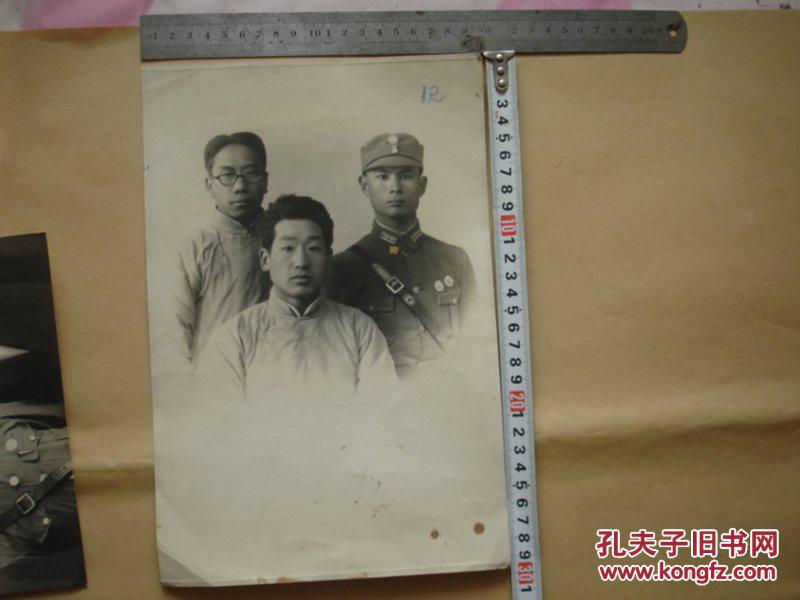 民国时期一黄埔军校军人和他的家人合影照片,