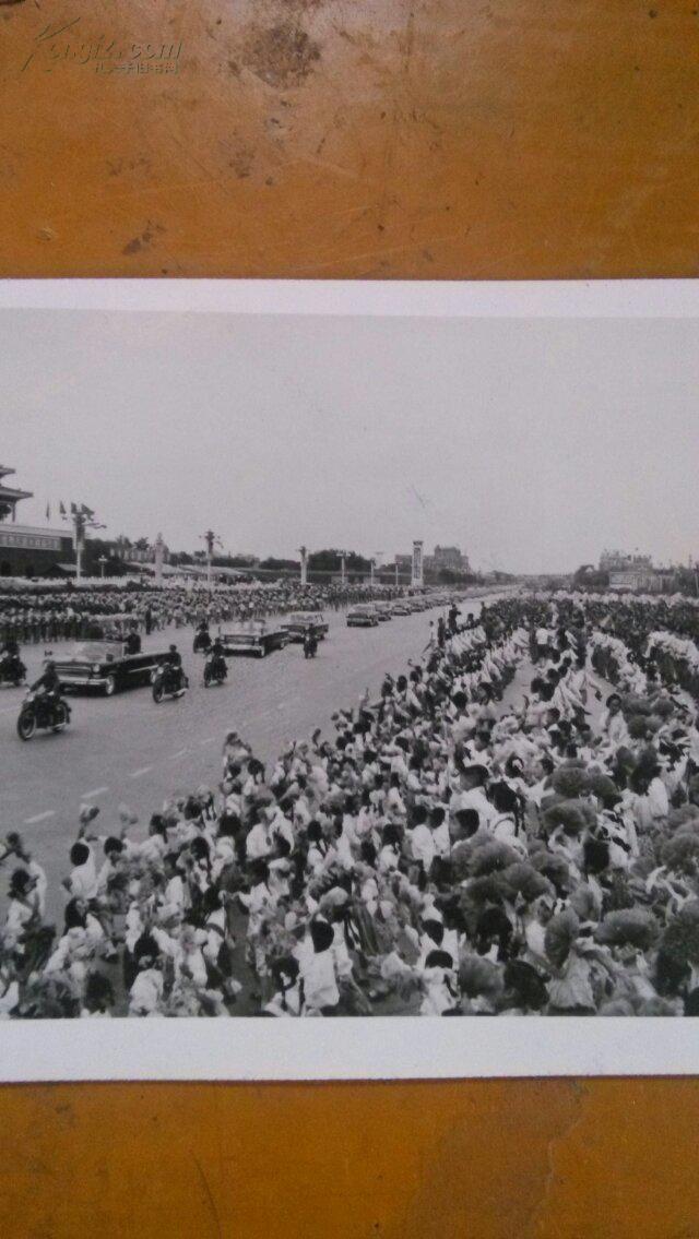 1971年新华社照片齐奥塞斯库同志率罗马尼亚党政代表团到达北京