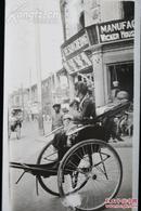 民国上海街道上坐黄包车的母子原版老照片