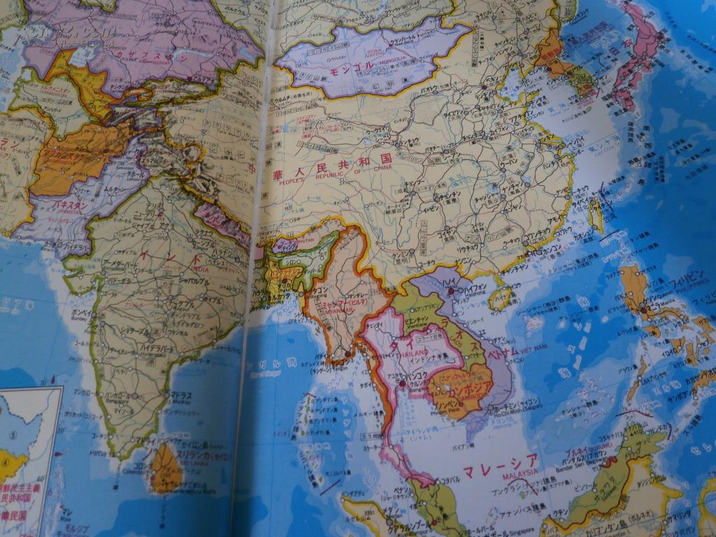 16开精装日文原版--世界地图册---请见图,有中国内容图片