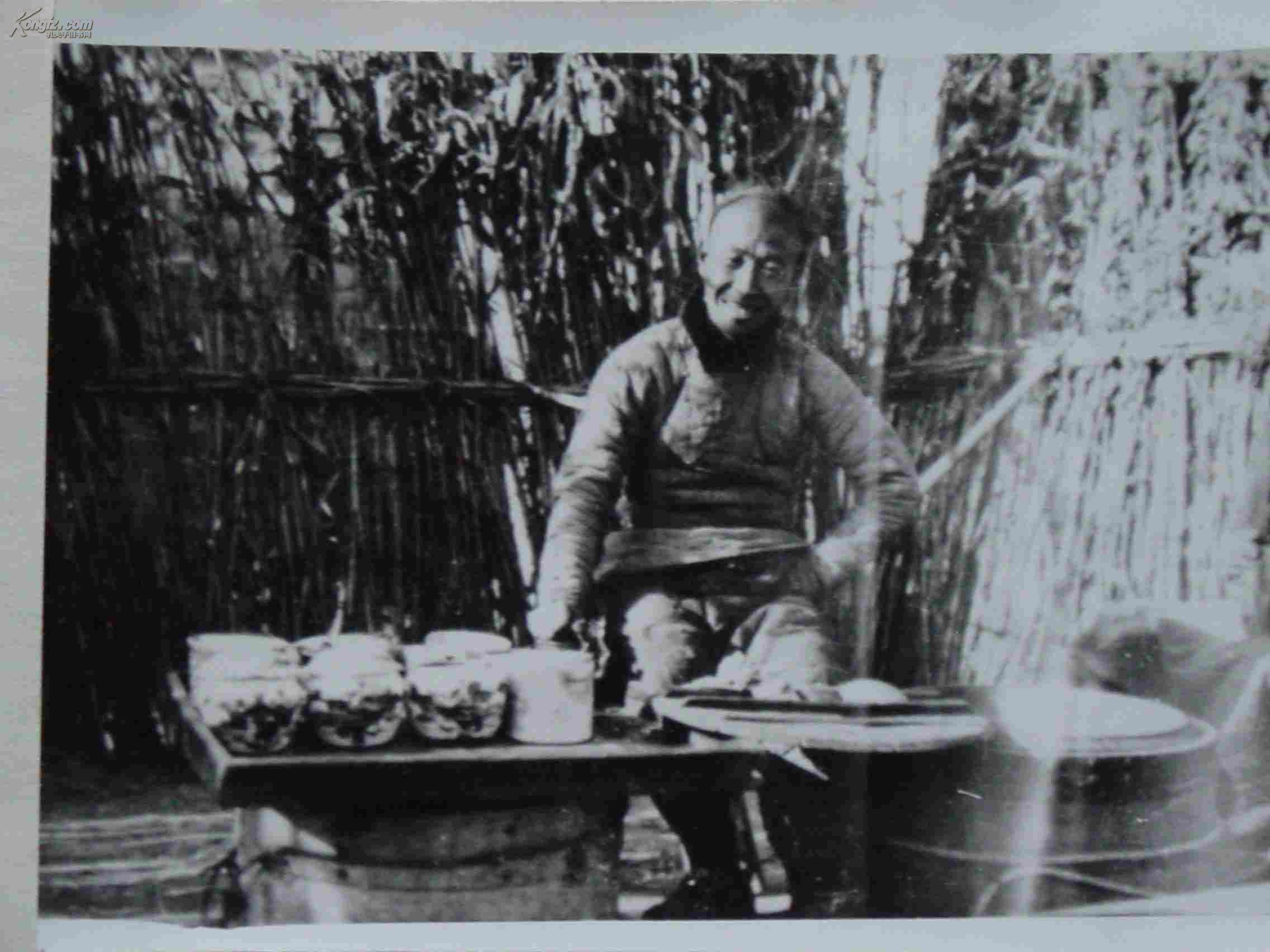 清朝老照片:挑担买饭的老人