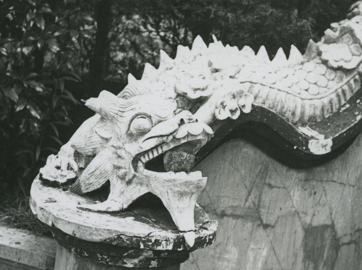 民国时期画有精美麒麟的影壁墙和龙形建筑构建,银盐照片两张.