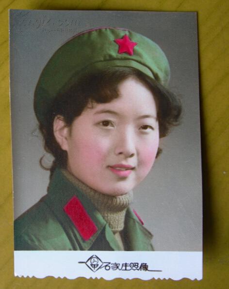 老照片:漂亮女兵,人见人爱,花见花开,车见车载,鸟见鸟呆,一树梨花压