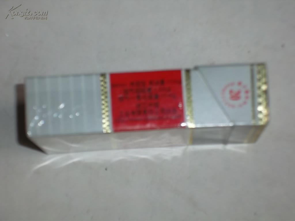 利群硬盒烟标:(焦油量11mg烟气烟碱量1.0mg烟气一氧化