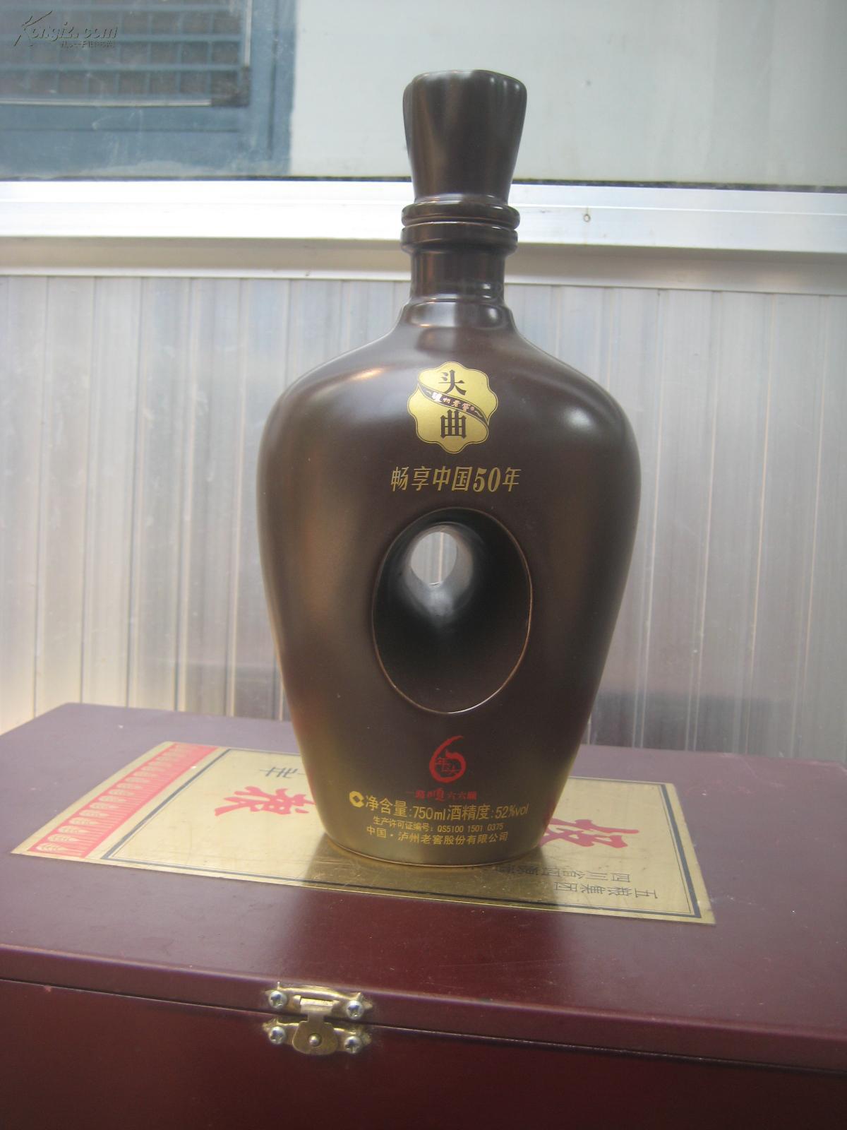 老酒瓶泸州老窖概念酒头曲六年陈750ml52vol造型奇特中间有艺椭圆形