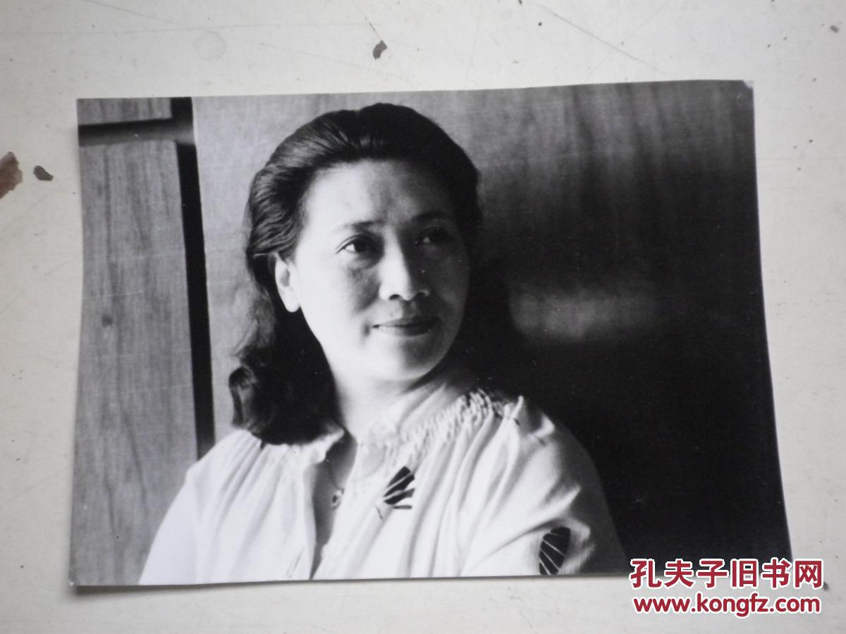 朱逢博 照相8张 中国著名歌唱表演艺术家. 上海轻音乐团并担任团长