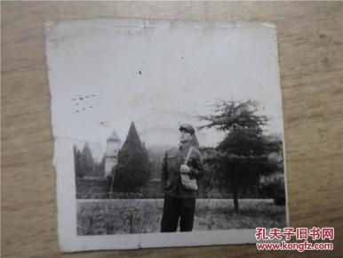 黑白老照片——男青年背书包留影