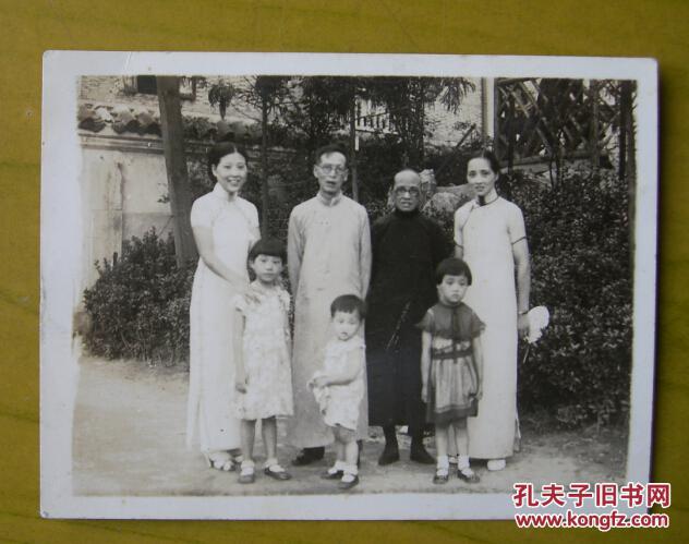 民国老照片:1934年--名人家庭合影，旗袍美女，长衫先生。知识分子家庭