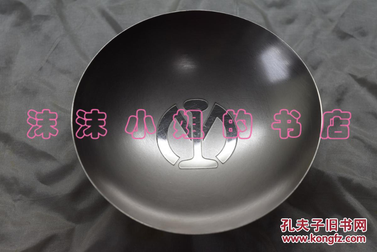 全网唯一 侵华史料 《朝鲜国有铁道满铁经营纪念》 原木盒 银杯一个 杯内刻满铁标志 杯外刻朝鲜国有铁道满铁经营纪念大正十六年三月 杯底细银服部制 有介绍 杯直径10CM高4CM DW215