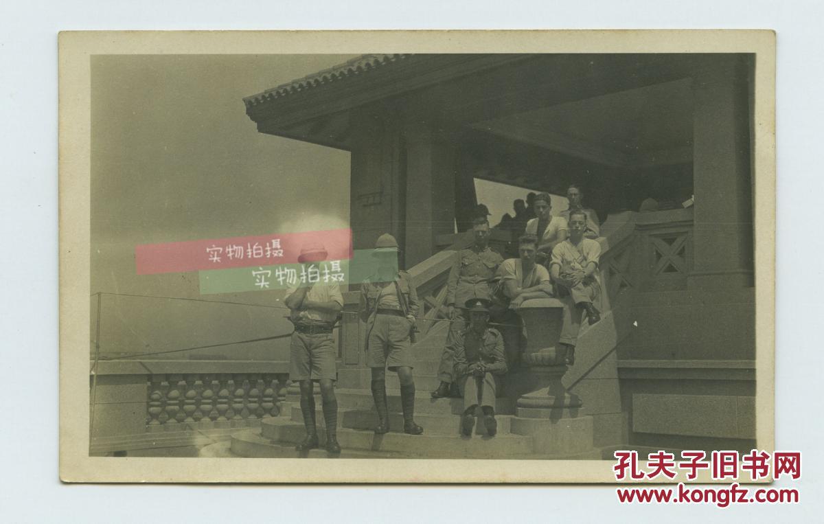 1927年在上海跑马场游玩合影的外军士兵老照片,尺寸为