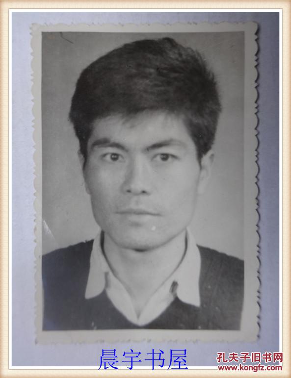 黑白老照片男青年半身 留影