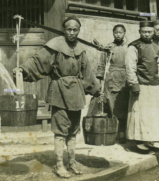 1901年--清代上海街头专人看管的公共水龙头,早期公用