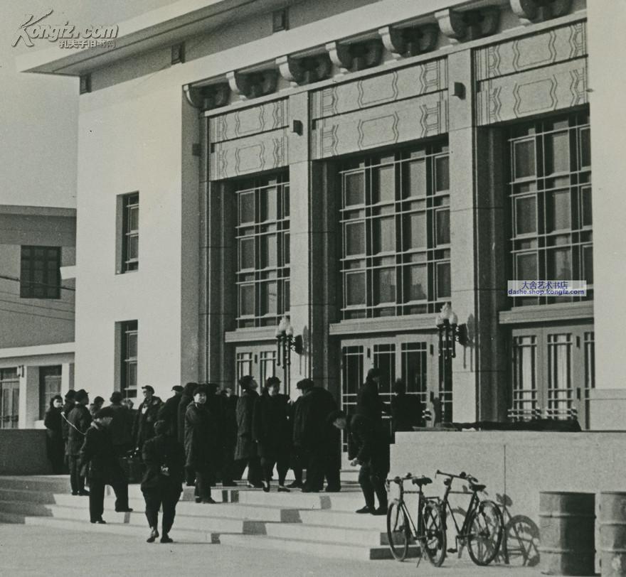 1950年代北京的广播大楼新楼建筑---可能是国际广播电台,门前停有老