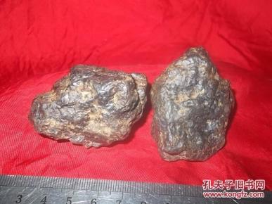 火流星在大气层燃烧时,外表生出来了漆黑闪亮的陨石独有的熔壳