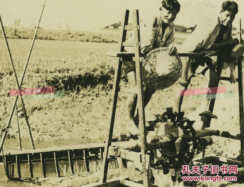 民国农业相关农村蹬人力水车的农民男子