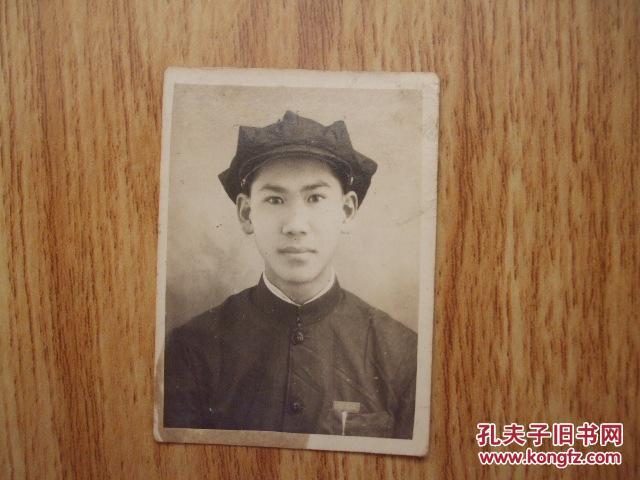 1950年头戴八角帽,身穿中山服的男青年老照片
