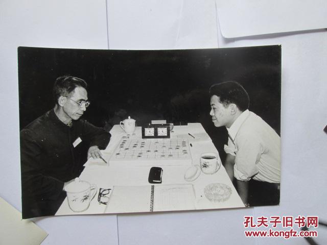 出版社流出出版过老照片之119:象棋大师胡荣华与杨官璘对弈