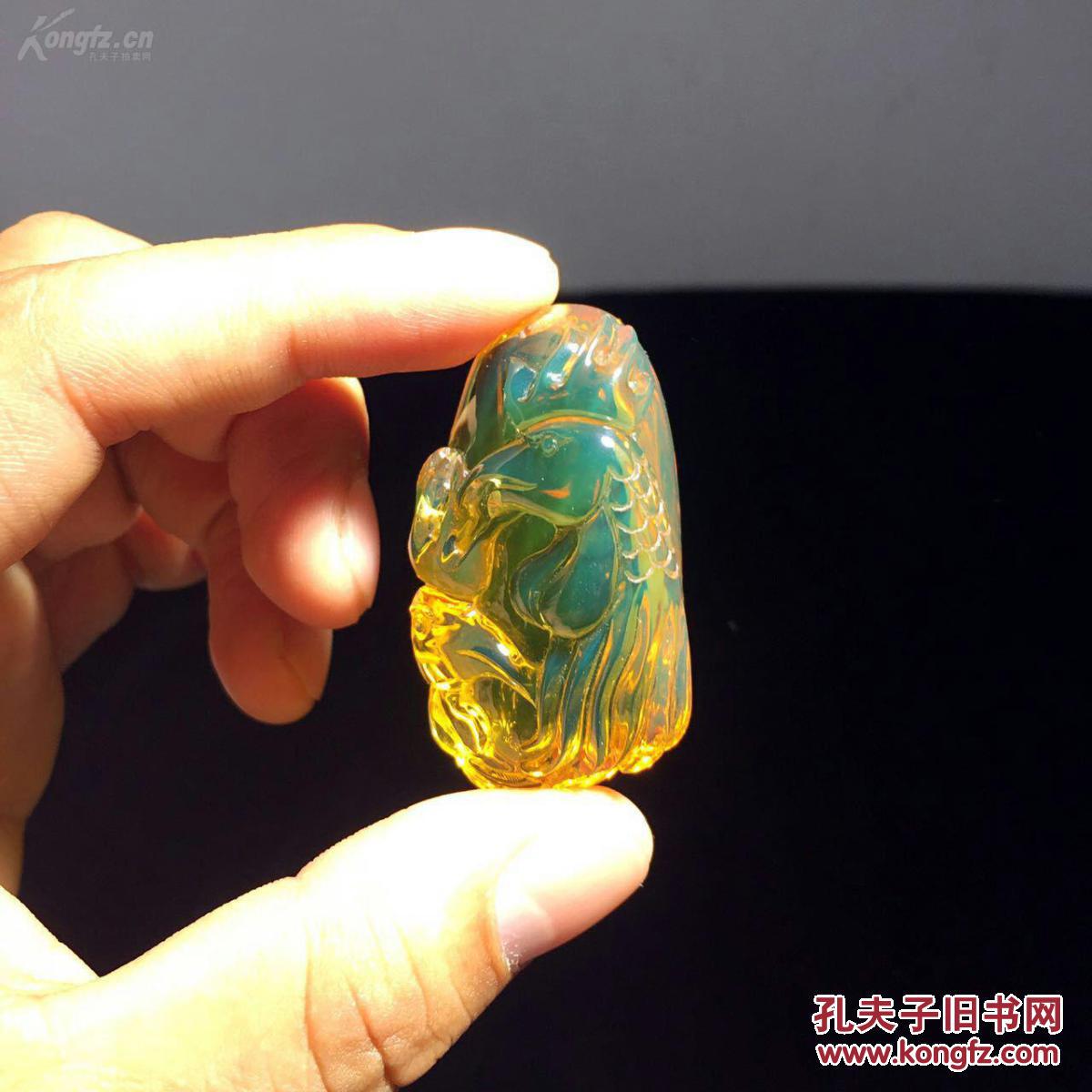 光下泛出幽幽蓝光雕刻精湛栩栩如生附送蓝珀大珠配绳实体价高昂亏本拍