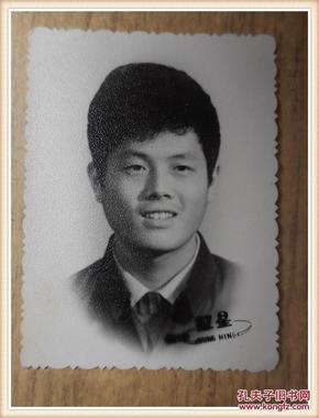 黑白老照片:男青年留影